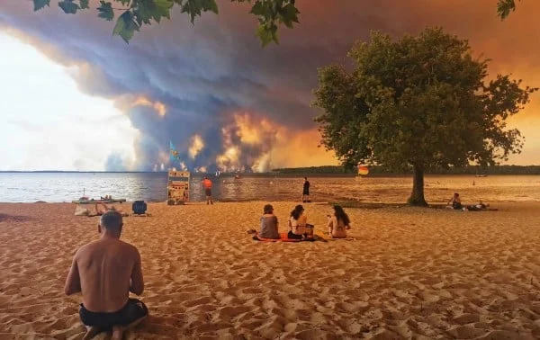 Incendios en España y Francia desplazan a cientos de miles de personas de sus casas