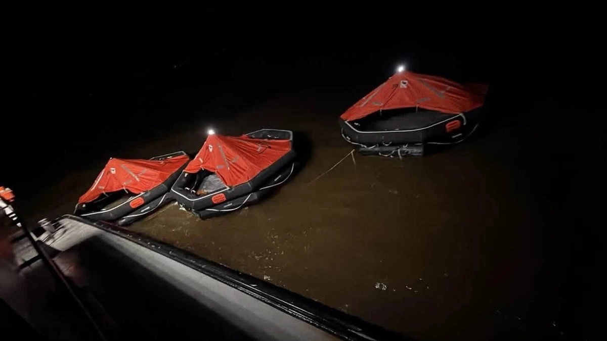 Vuelca ferry con 133 personas en costas de Guyana; rescatan a 67 del agua