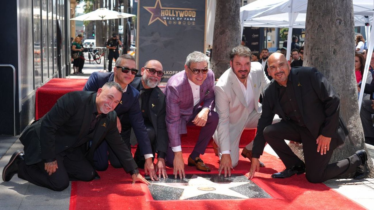 “Intocable” recibe su estrella en el Paseo de la Fama de Hollywood