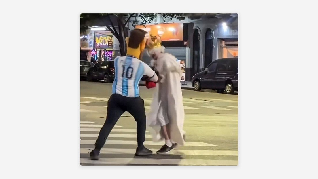 “Messi” y la “Reina Isabel II” protagonizan una pelea en calles de Argentina