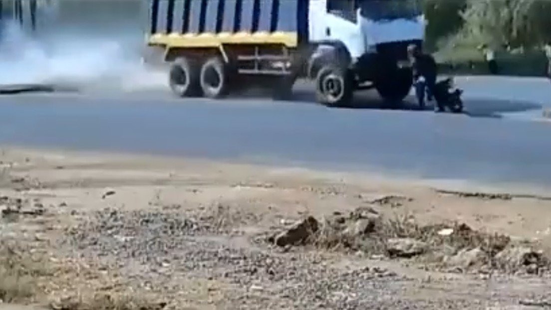 Motociclista queda en medio de un impresionante choque múltiple y resulta ileso