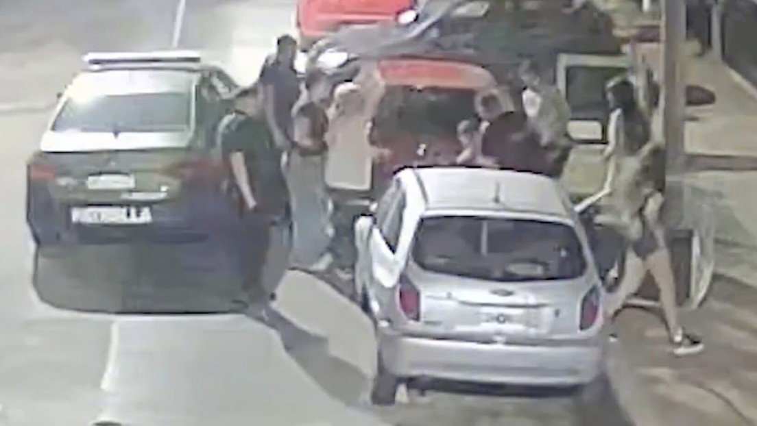 En segundos, un policía salva a un bebé que se asfixiaba