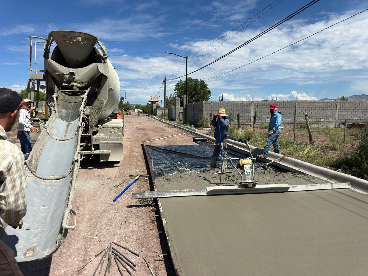 Avanza Santa Isabel en la conexión de carreteras y reparación de salones.