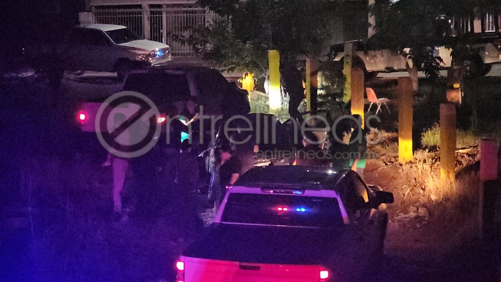 Conductor ebrio desata persecución al chocar carros en la Villa; termina en arroyo e impacta patrullas