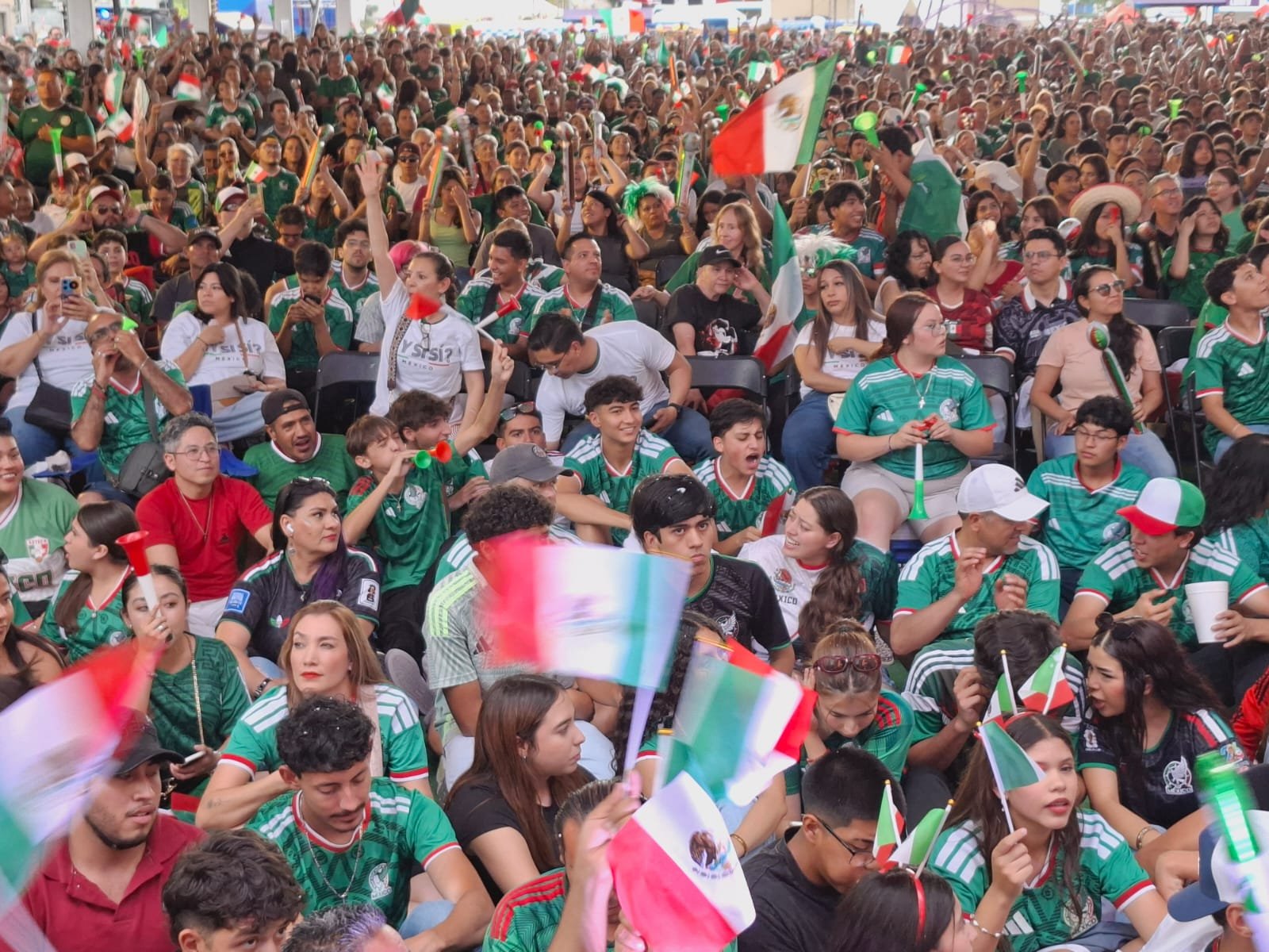 Cientos de chihuahuenses abarrotan plaza del Ángel previo a partido México vs Inglaterra