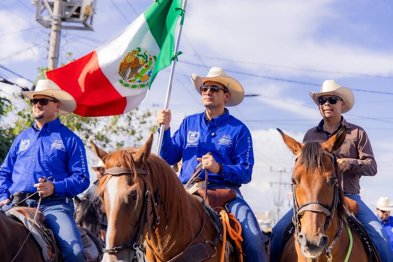 Acompaña alcalde Marco Bonilla a jinetes que participan en la Cabalgata Villista en su último recorrido dentro de la ciudad