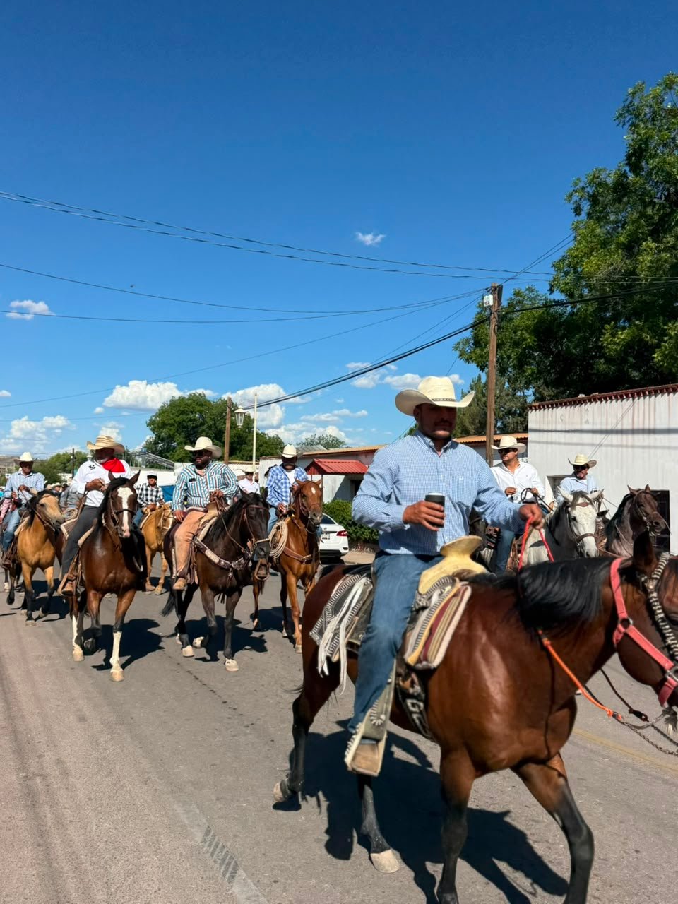 Rinde Santa Isabel homenaje a padres de familia con cabalgata