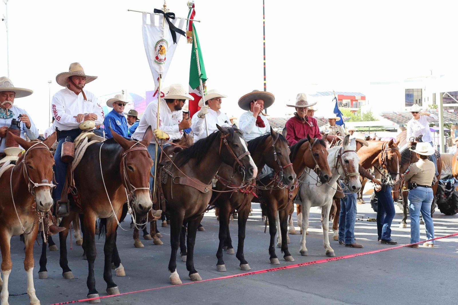 Desfila la Gran Cabalgata Villista por la ciudad de Chihuahua