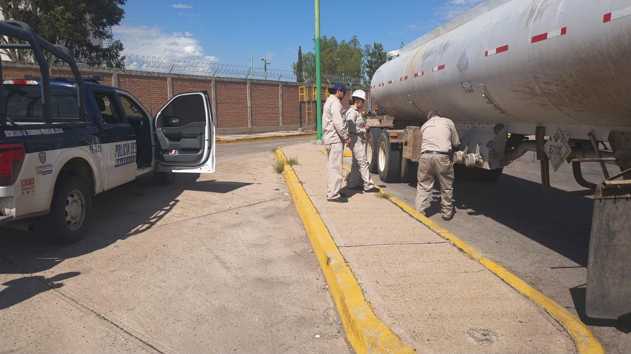 Asegura SSPE tráiler con 27,900 litros de huachicol en Chihuahua: combaten robo de combustible en la capital