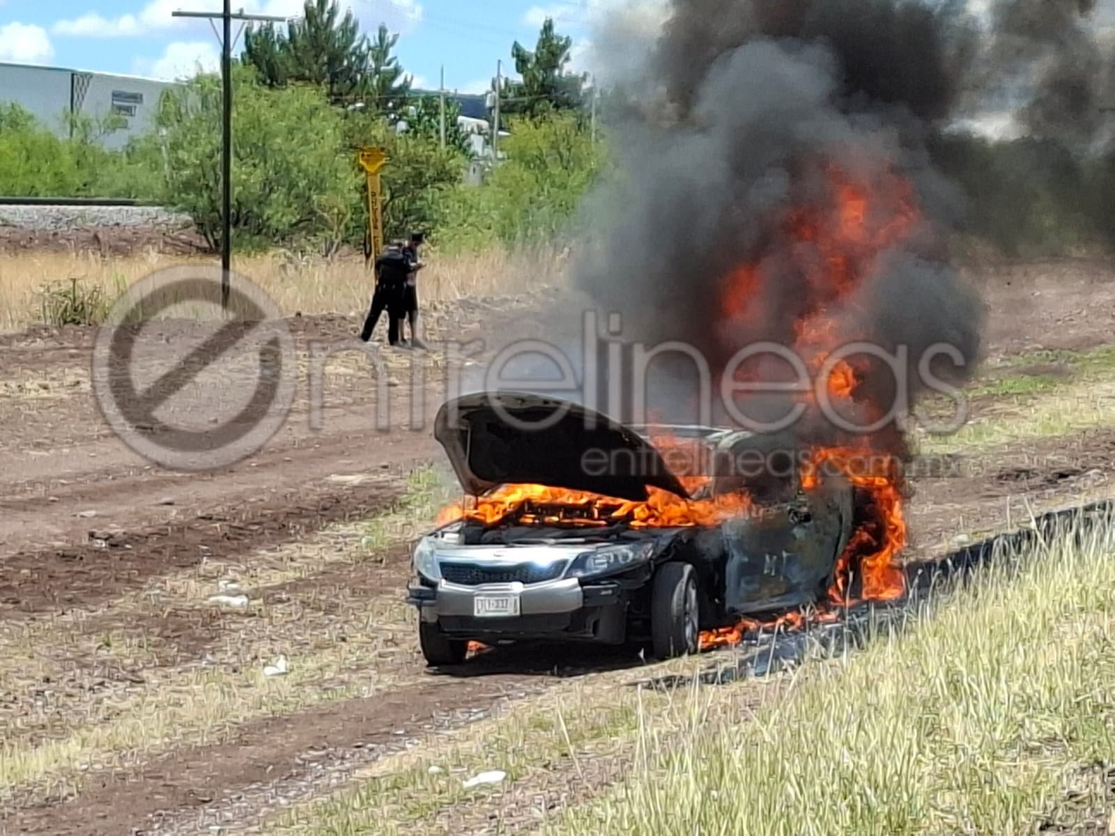Arde vehículo en carretera Cuauhtémoc – Chihuahua; conductor sale a salvo