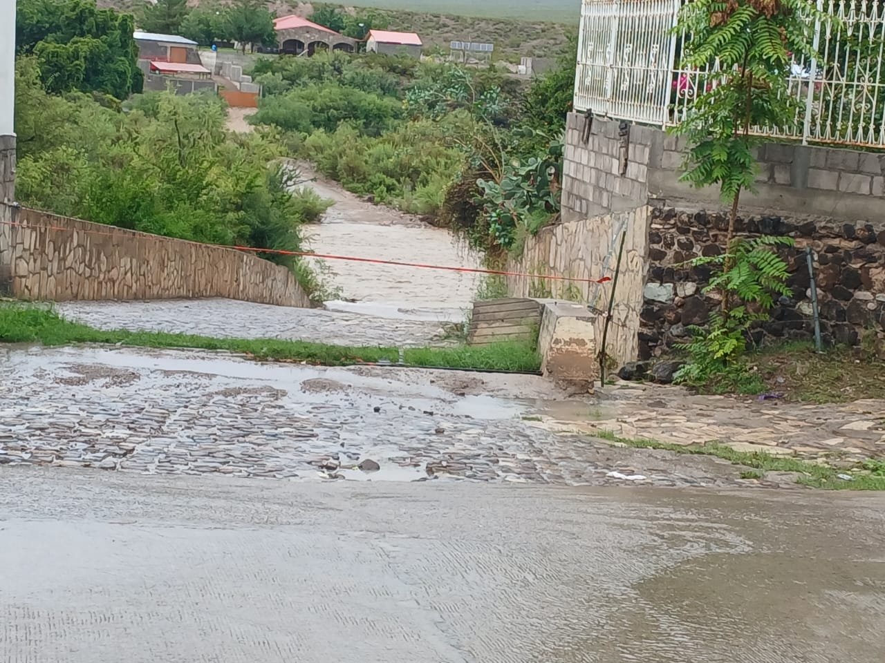 Llama Protección Civil a extremar precauciones en tramos carreteros afectados por lluvias