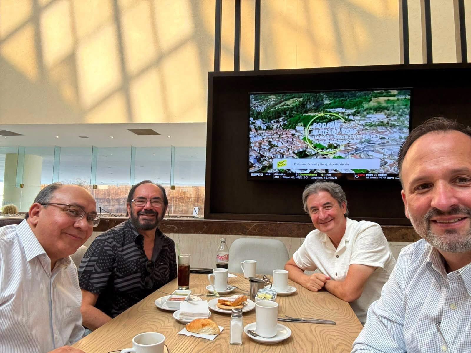 Se reúne Santiago de la Peña con exdiputado y militantes panistas