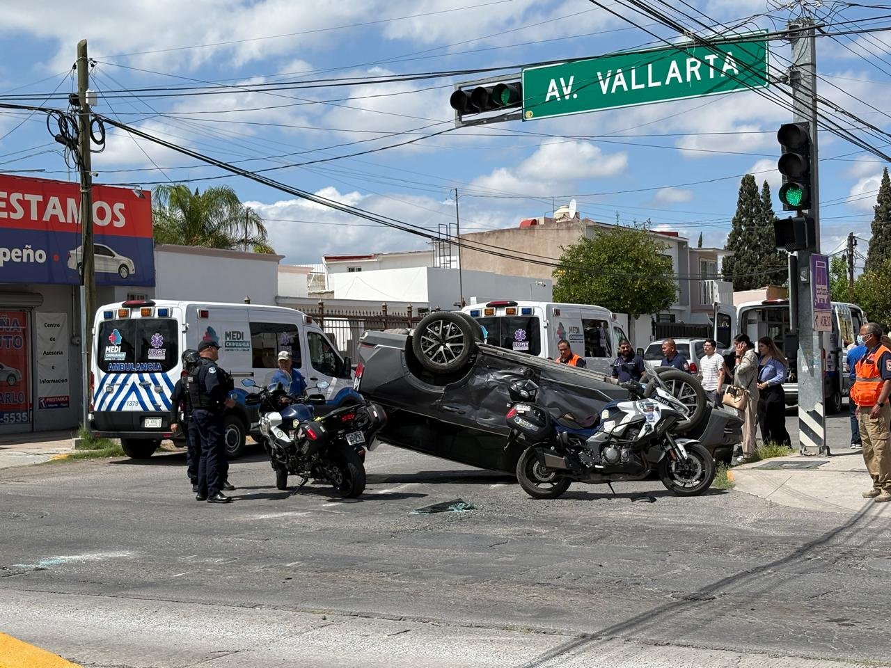 Fuerte encontronazo termina en volcadura y caos vial en la colonia Granjas