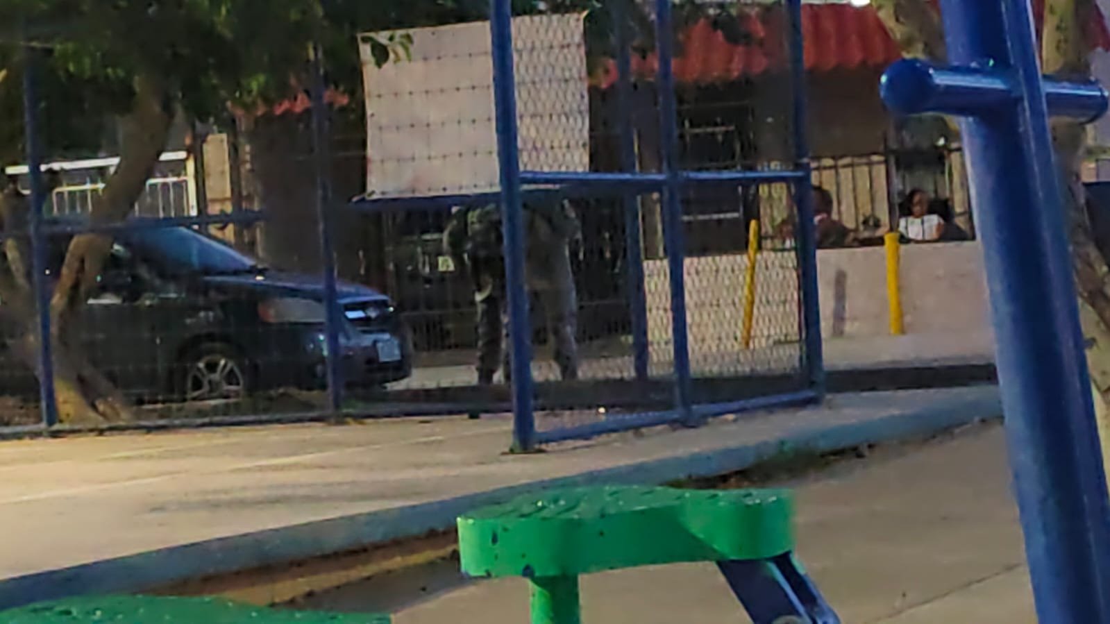 Preocupa a vecinos operativo policial en parque de Los Arcos