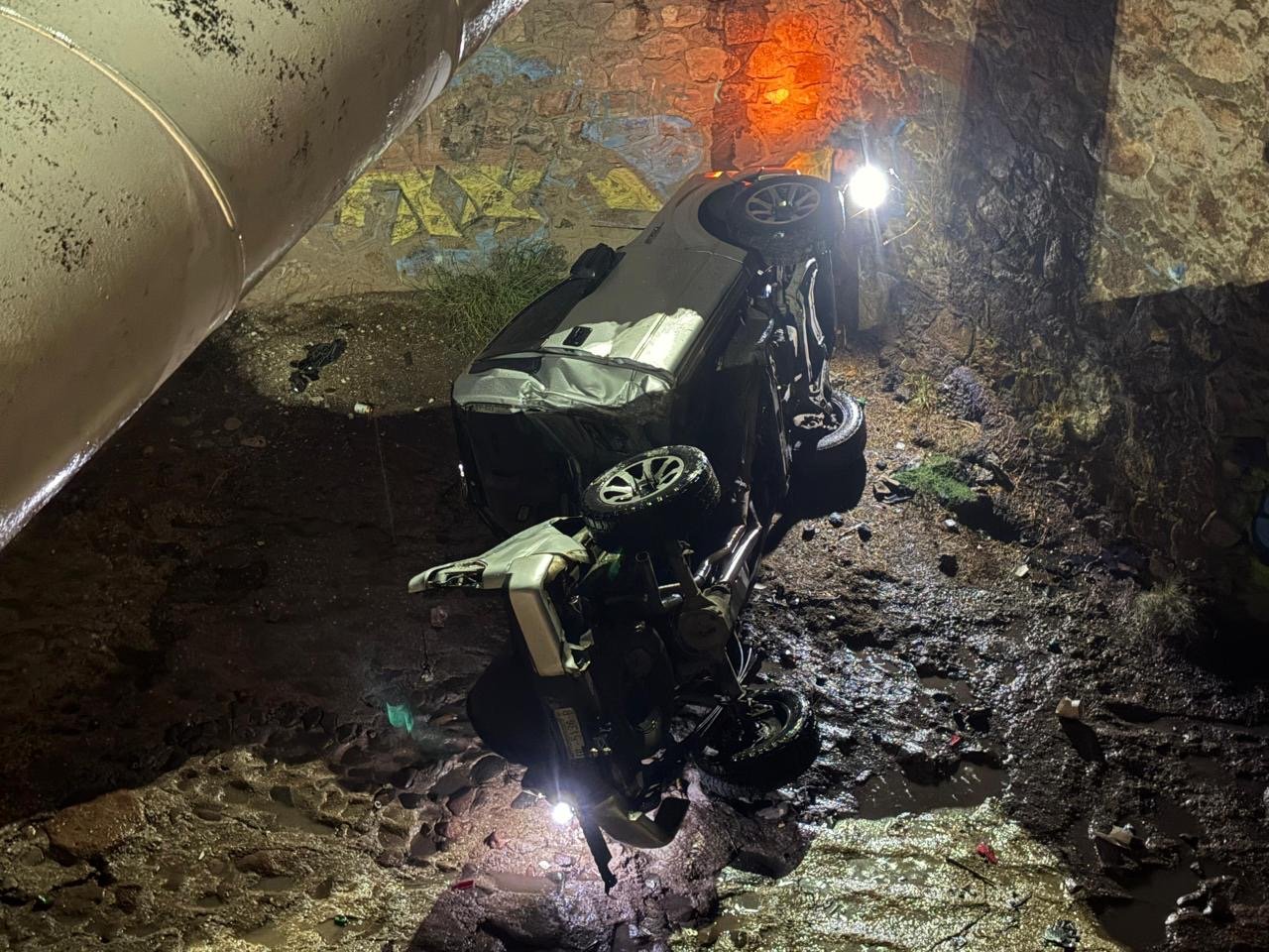 Pick up cae a un arroyo en la salida a Delicias; conductor y acompañantes la dejaron abandonada