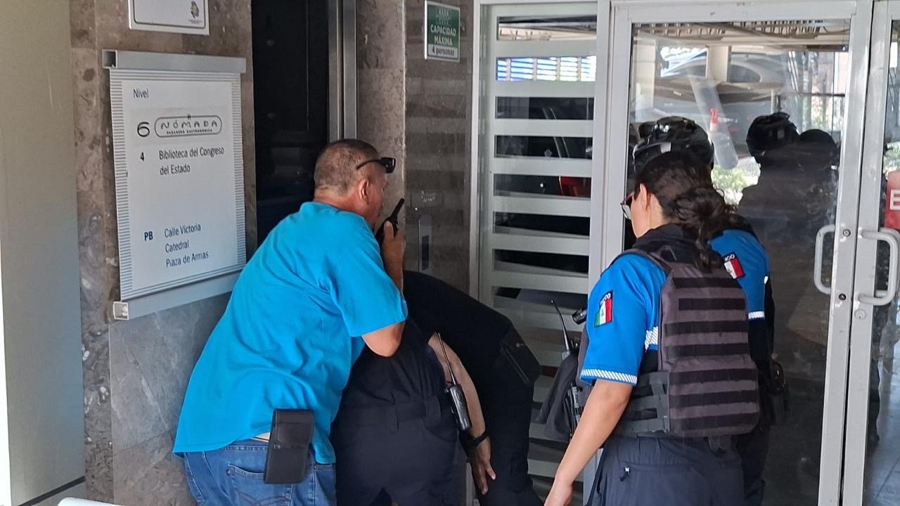 Rescatan a ocho personas atrapadas en elevador del estacionamiento del Congreso