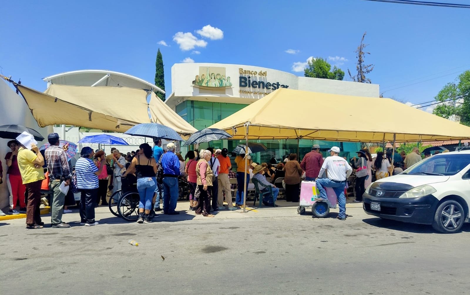 Adultos mayores enfrentan largas filas para cobrar sus pensiones; Álex Domínguez exige atención digna y más sucursales