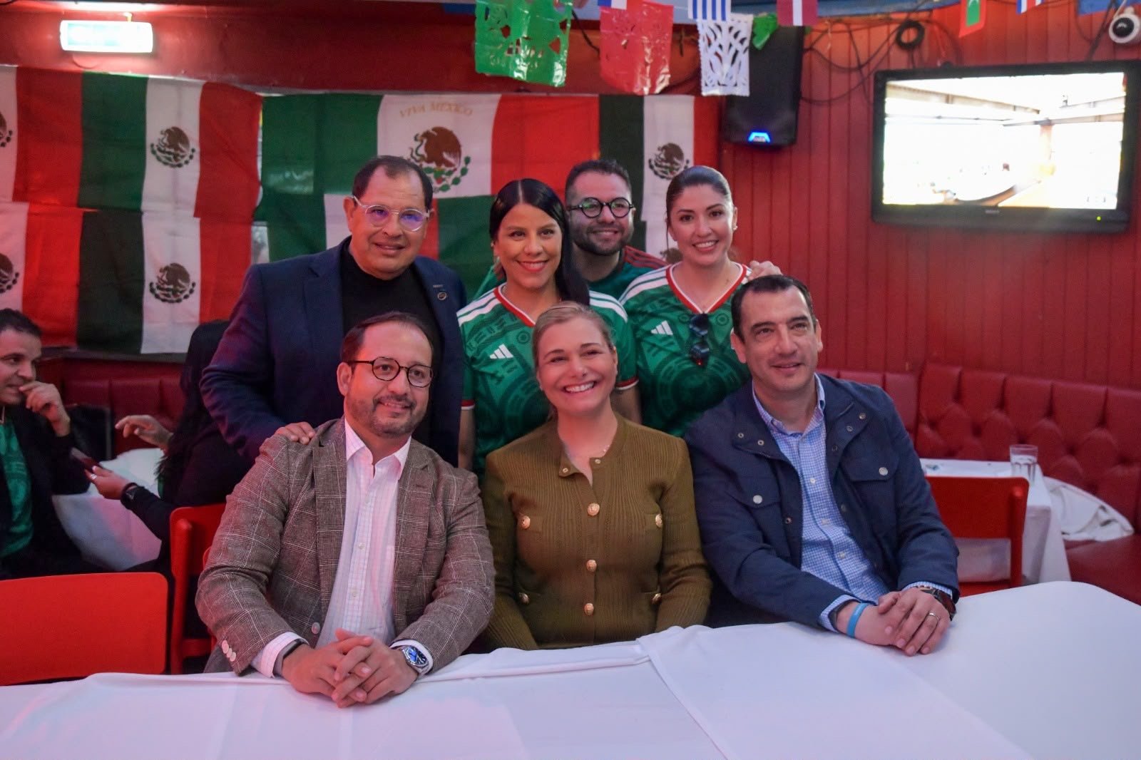 Registros ciudadanos y azules-La encuesta irrisoria-Crédito, casi listo-Maru en Inglaterra