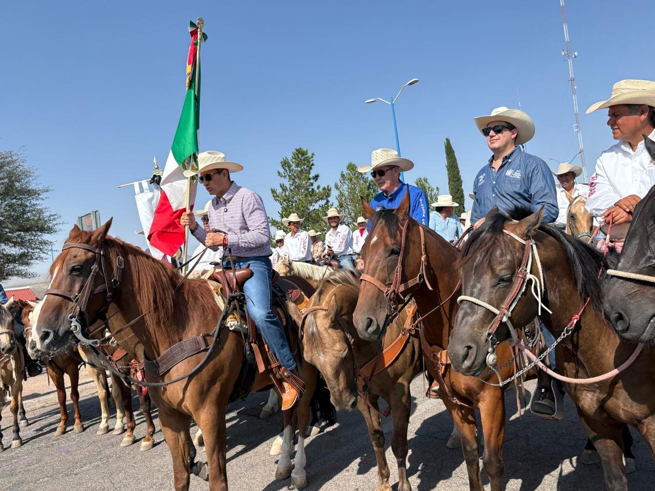 Recibe Marco Bonilla a Jinetes de Cabalgata Villista procedentes de Juárez