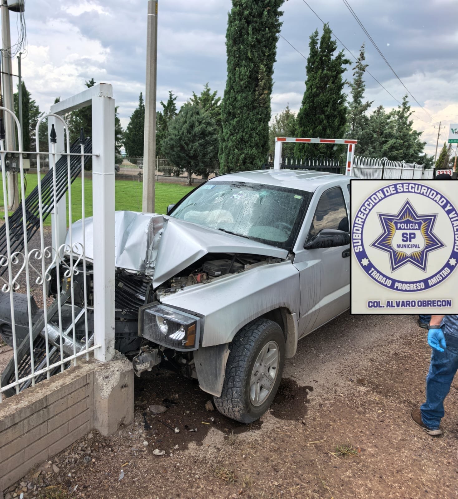 Adulto mayor resulta ileso tras salida de camino en el Corredor Comercial
