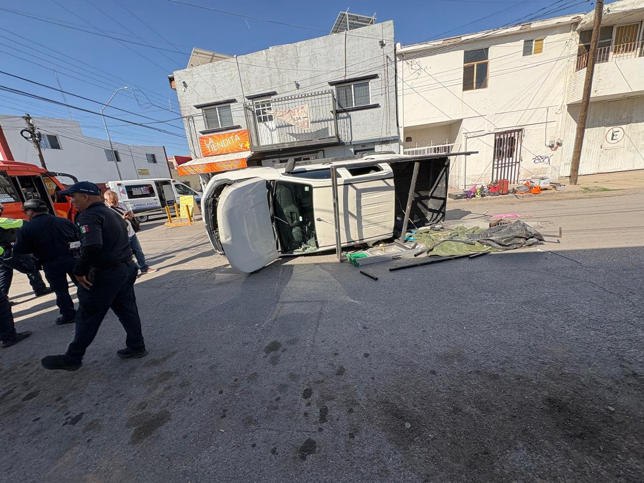 Camioneta vuelca tras ser impactada por camión urbano en el Centro; dos personas resultan lesionadas