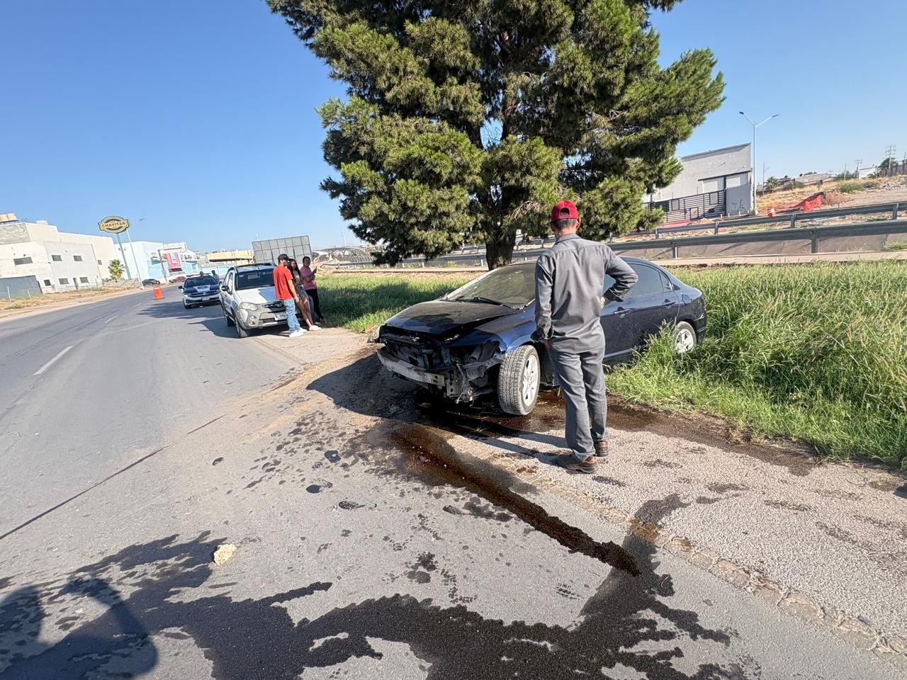 Pierde el control y choca contra un árbol en la vialidad Los Nogales; resulta con lesiones leves