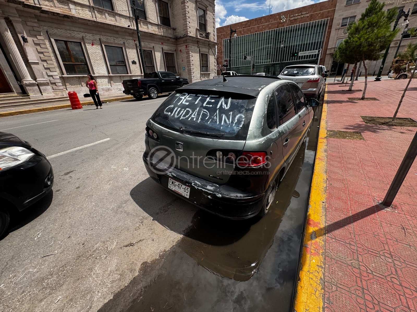 Reportan carro yonkeado frente a Rectoría