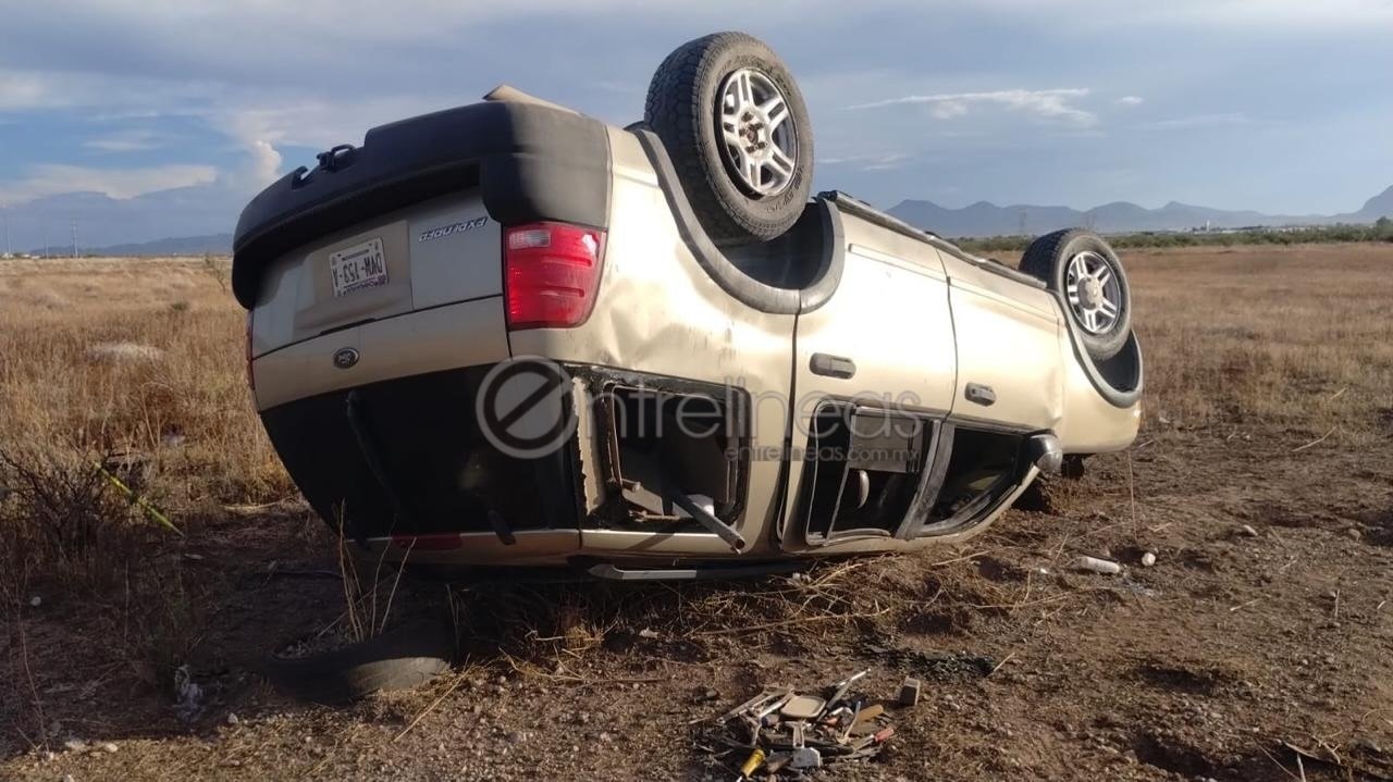 Vuelca camioneta en el acceso a Vistas de San Guillermo; conductor y acompañante salen ilesos