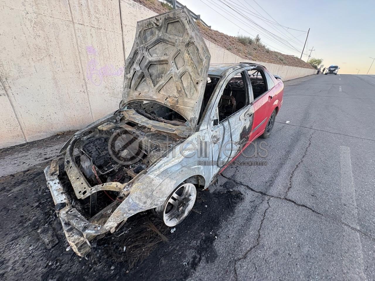 Incendio consume vehículo sobre la carretera Aldama-Chihuahua; no hubo lesionados