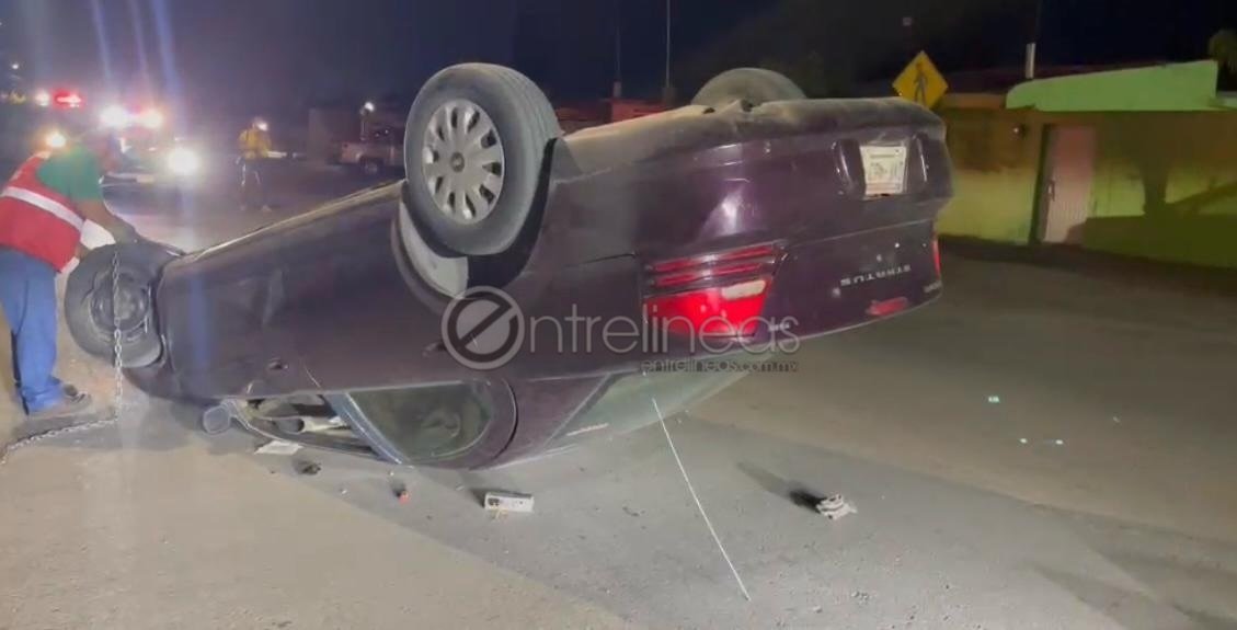 Vuelca conductor tras chocar contra dos vehículos estacionados en la colonia Villa Juárez