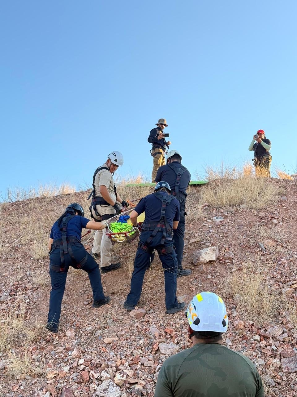 Capacitan a paramédicos de la Policía Municipal en rescate en ángulos bajos
