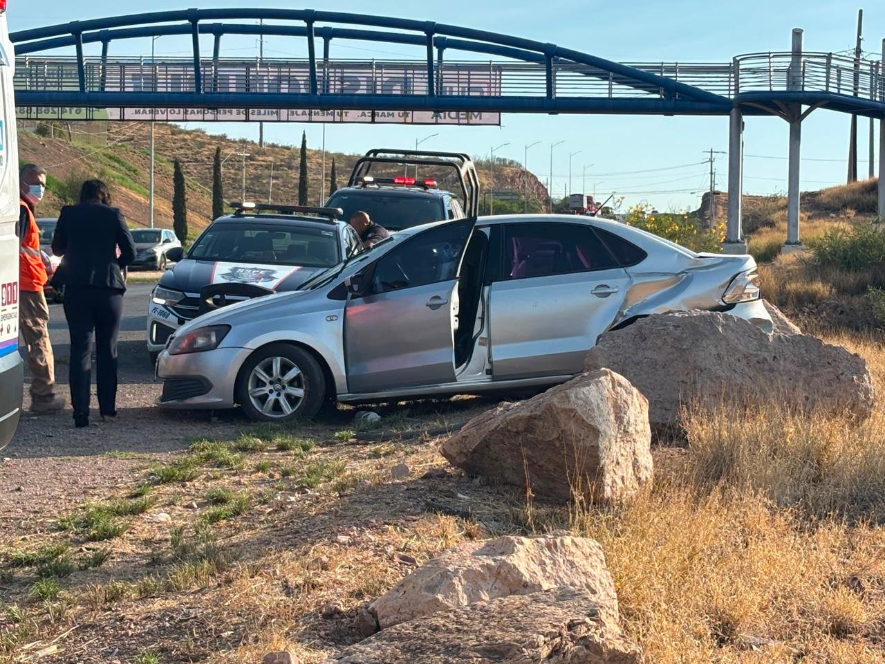 Conductora pierde el control y choca contra rocas frente a la UTCH Sur