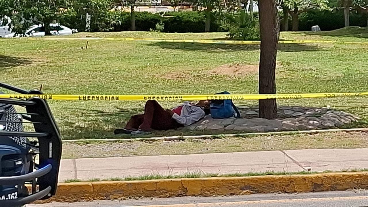 Fallece mientras dormía en parque del bulevar El Saucito; aparente infarto