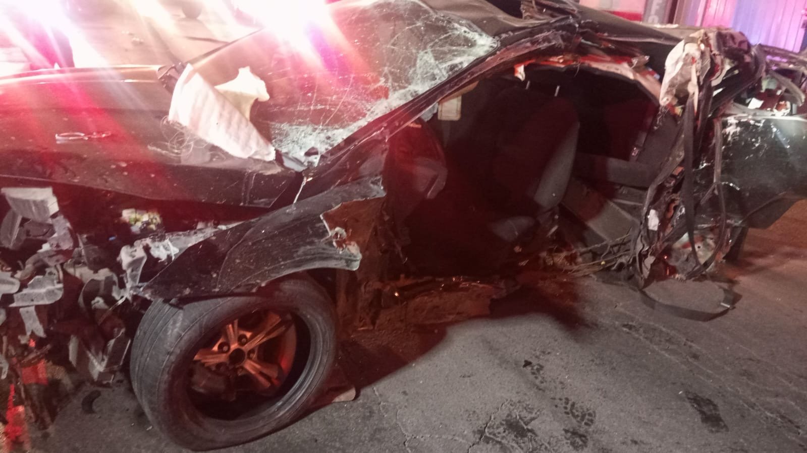 Muere una mujer tras chocar contra un poste en calles de la ciudad de Cuauhtémoc