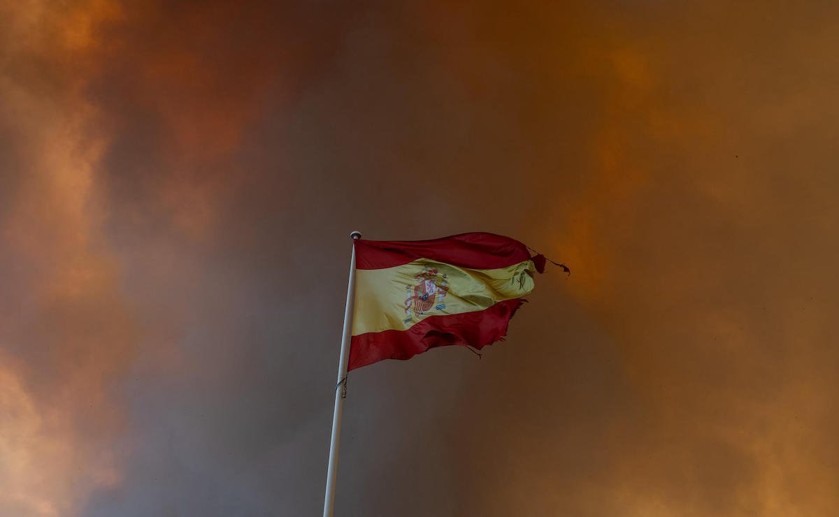 Incendio en Madrid obliga a evacuar o confinar a más de 40 mil personas
