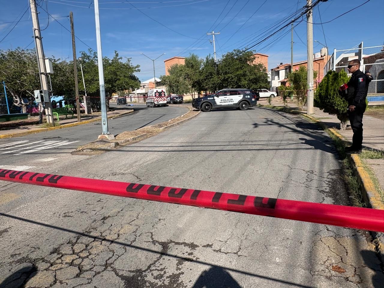 Ejecutan a balazos a un hombre frente a canchas deportivas en Chihuahua 2000