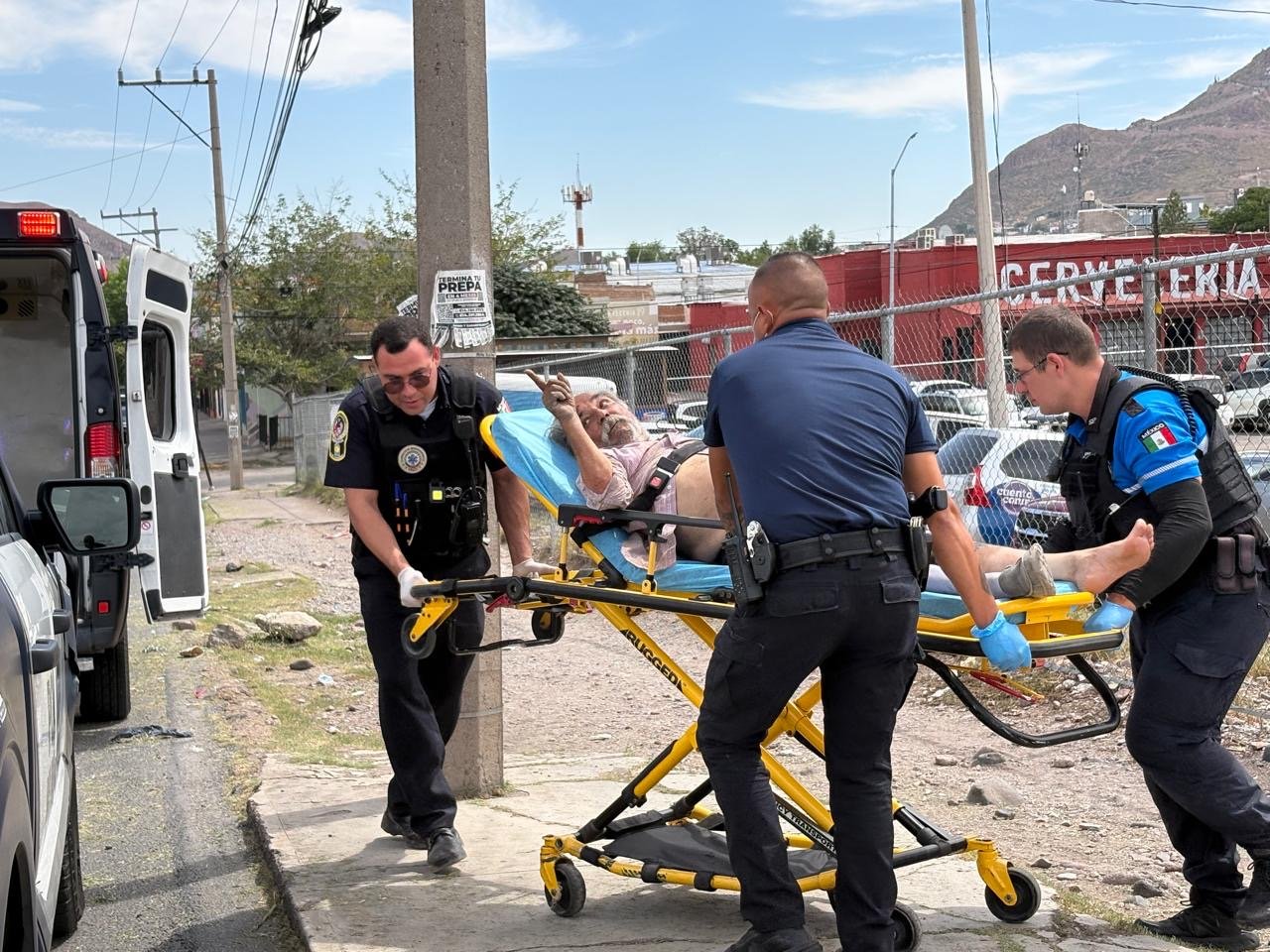 Adulto mayor en situación de calle es auxiliado tras ser localizado con lesiones en la cabeza sobre la avenida Niños Héroes