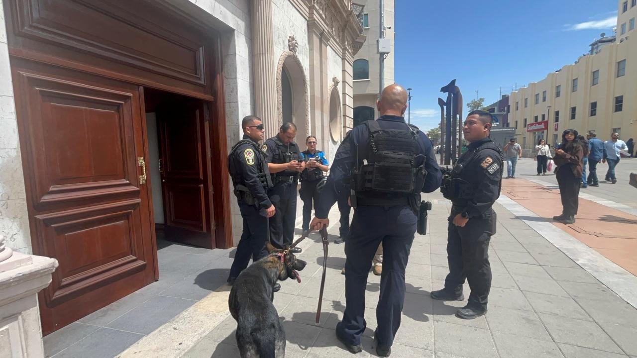 Movilización en Presidencia Municipal tras reporte de supuesta amenaza de bomba