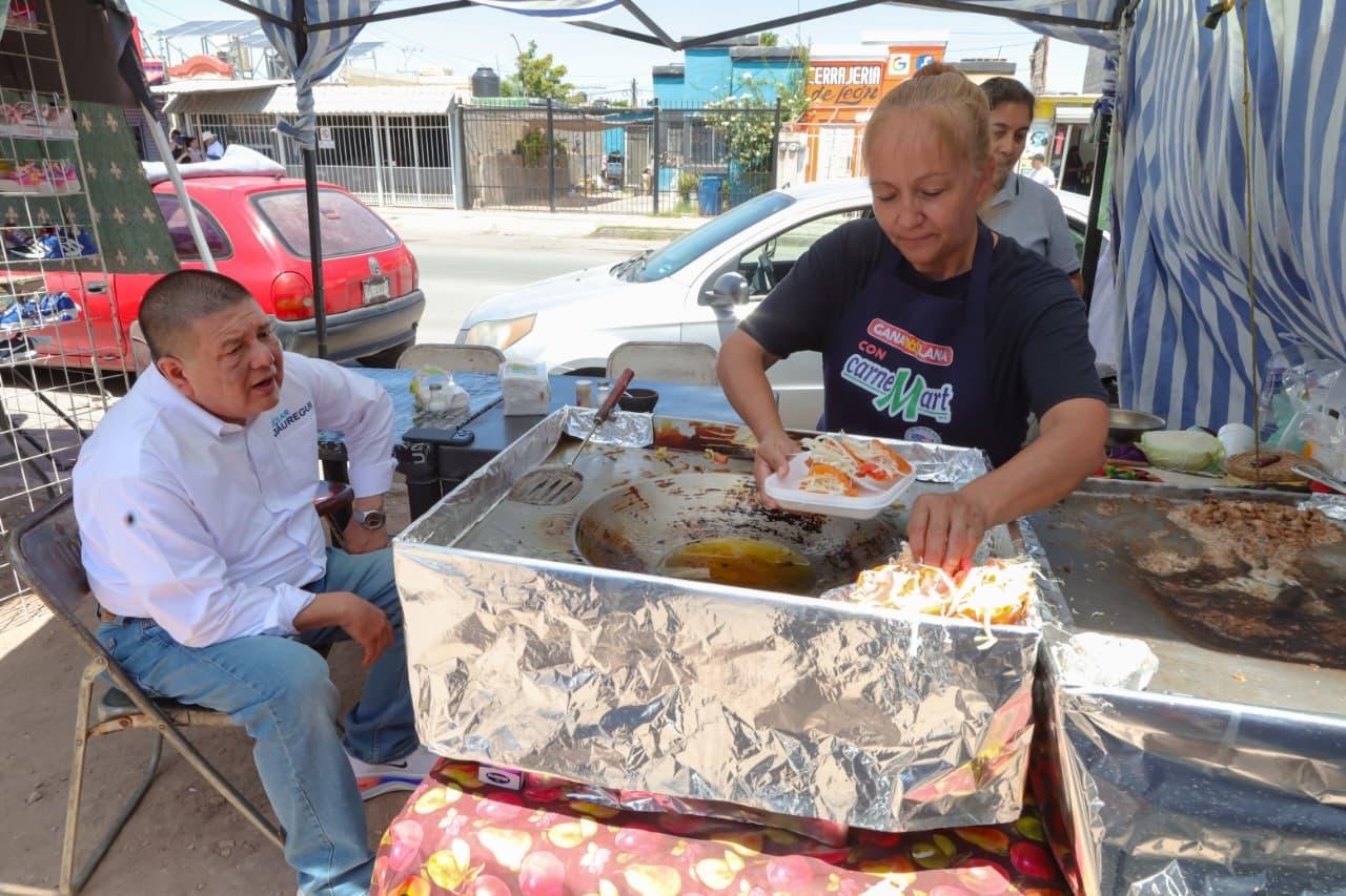 Recorre César Jáuregui el Tianguis Equus, escucha de primera mano a comerciantes