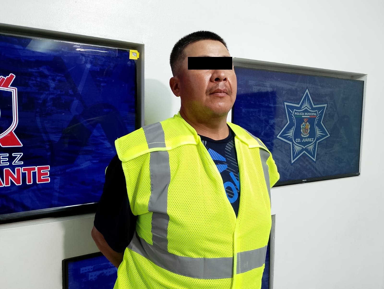 Policías municipales de Juárez detienen a sujeto por intentar rociar gasolina a su pareja y prenderle fuego