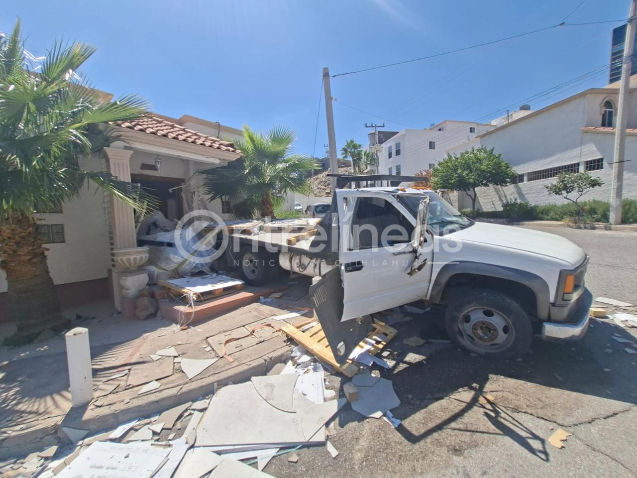 Camión destroza vivienda al perder control en pendiente de la avenida Francisco Villa
