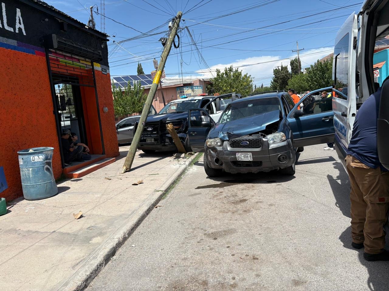 Choque entre patrulla municipal y Ford Escape deja tres personas lesionadas
