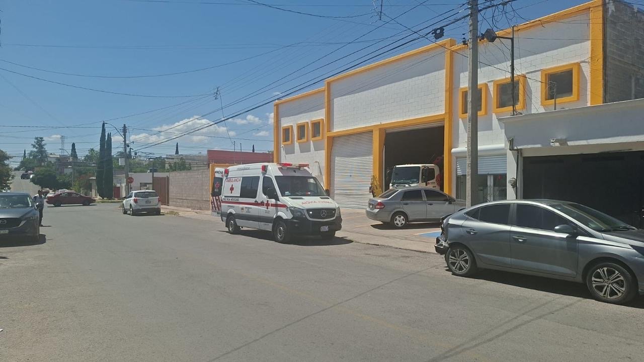 Hombre resulta lesionado tras caerle cajas de cerámica durante descarga en la colonia Granjas