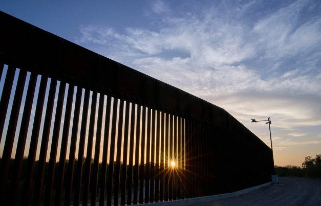 Juez permite continuar obra de muro fronterizo en Texas pese a demanda