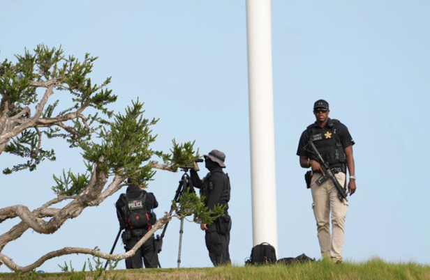 Imputan con cargos federales a hombre que ingresó armado al campo de golf de Trump