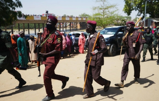 Fuerzas de seguridad de Nigeria rescatan a más de 300 rehenes