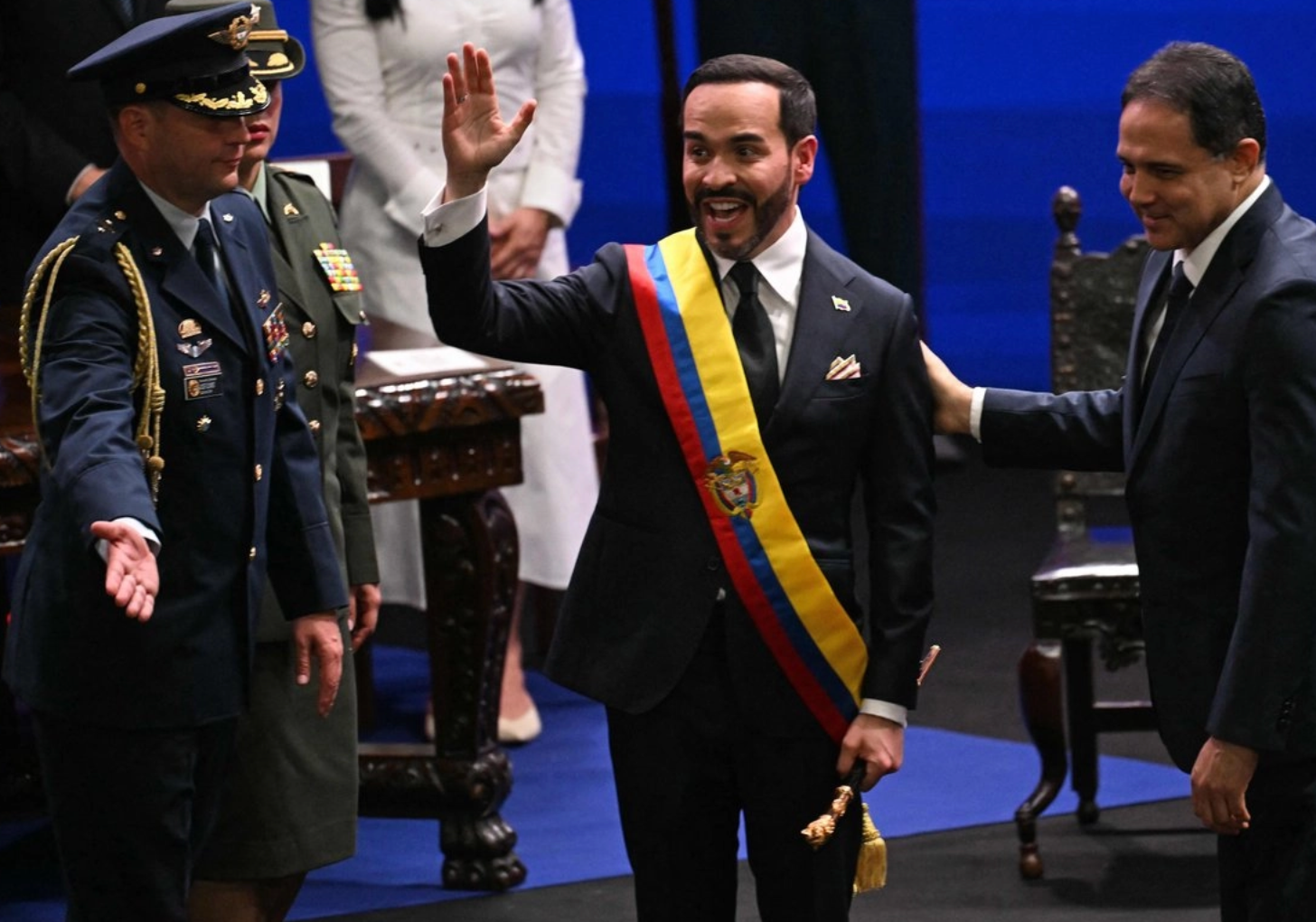 Abelardo de la Espriella asume la presidencia de Colombia y promete mano dura en seguridad