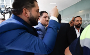 Diputado priísta Carlos Mancilla agrede a Arturo Ávila por caso “Alito” Moreno