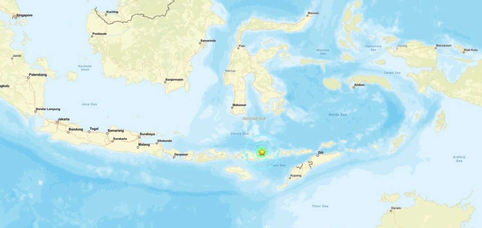 Un sismo de magnitud 7.7 sacude el mar frente a Indonesia, reporta el Servicio Geológico de EU
