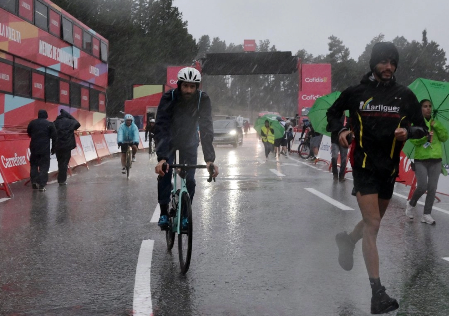 La tercera etapa de la Vuelta a España se detuvo por granizo y quedó sin ganador; Pogacar todavía lidera 